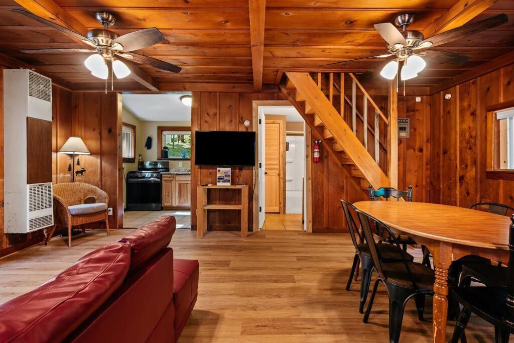 Cabin On Beautiful Arbutus Lake Near Traverse City Exterior foto