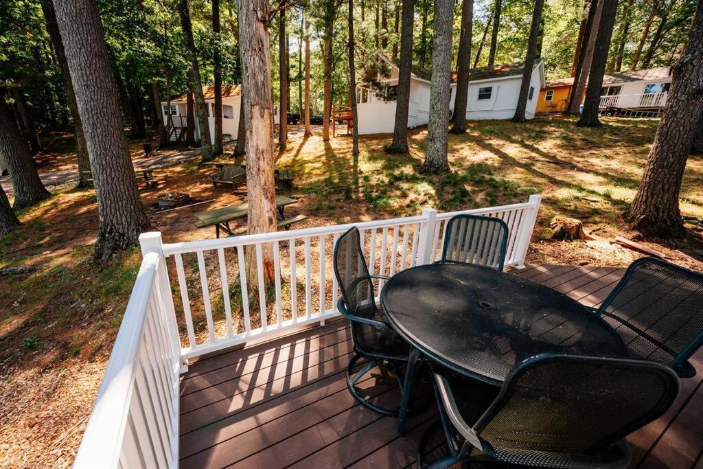Cabin On Beautiful Arbutus Lake Near Traverse City Exterior foto