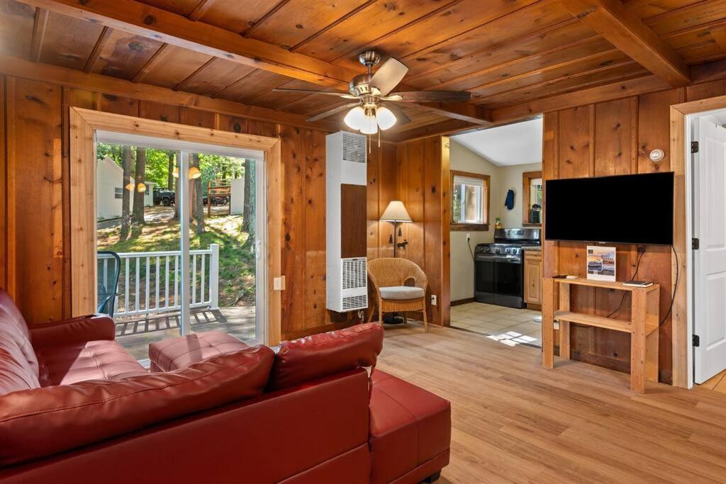 Cabin On Beautiful Arbutus Lake Near Traverse City Exterior foto