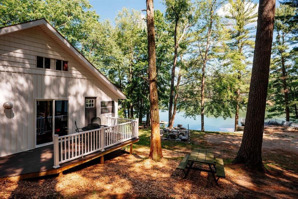 Cabin On Beautiful Arbutus Lake Near Traverse City Exterior foto
