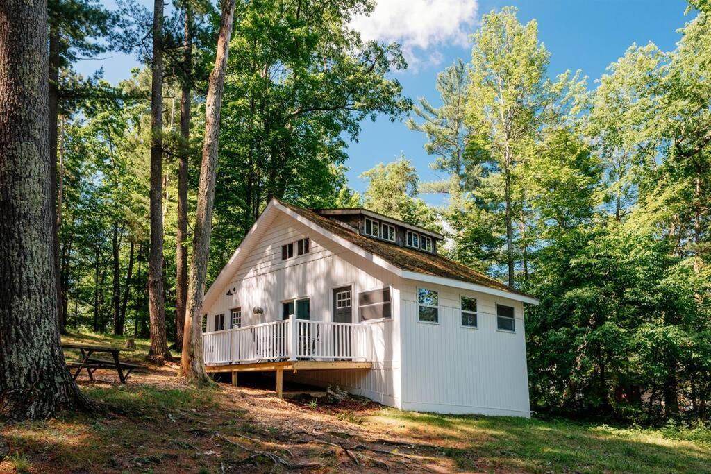 Cabin On Beautiful Arbutus Lake Near Traverse City Exterior foto